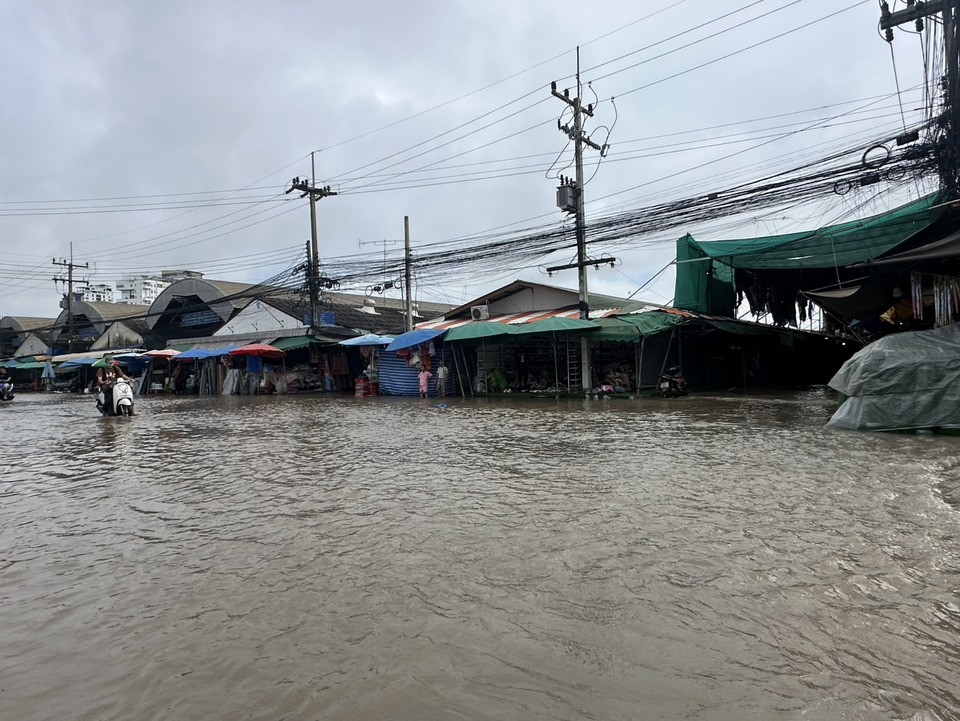 ฝนถล่มอรัญฯ 2 ชม.น้ำทะลักท่วมตลาดโรงเกลือ รถเล็กผ่านลำบาก พ่อค้าแม่ค้าเร่งขนของหนีน้ำ 