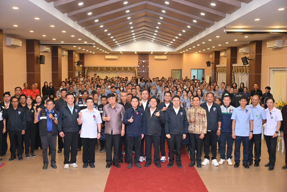 “วราวุธ” ผนึก “หมอสุรินทร์” ส่งต่อพลังสุขภาพ! มอบกระเป๋าคัดกรอง อสม. สุพรรณบุรีครบ 10 อำเภอ กว่า 7,000 ชุด ลุยดูแลประชาชนเชิงรุก