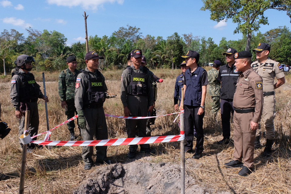 ผู้ว่าฯ ศรีสะเกษลงพื้นที่ให้กำลังใจ ชรบ.-EOD เก็บกู้ระเบิด พร้อมเร่งเยียวยาชาวบ้าน 