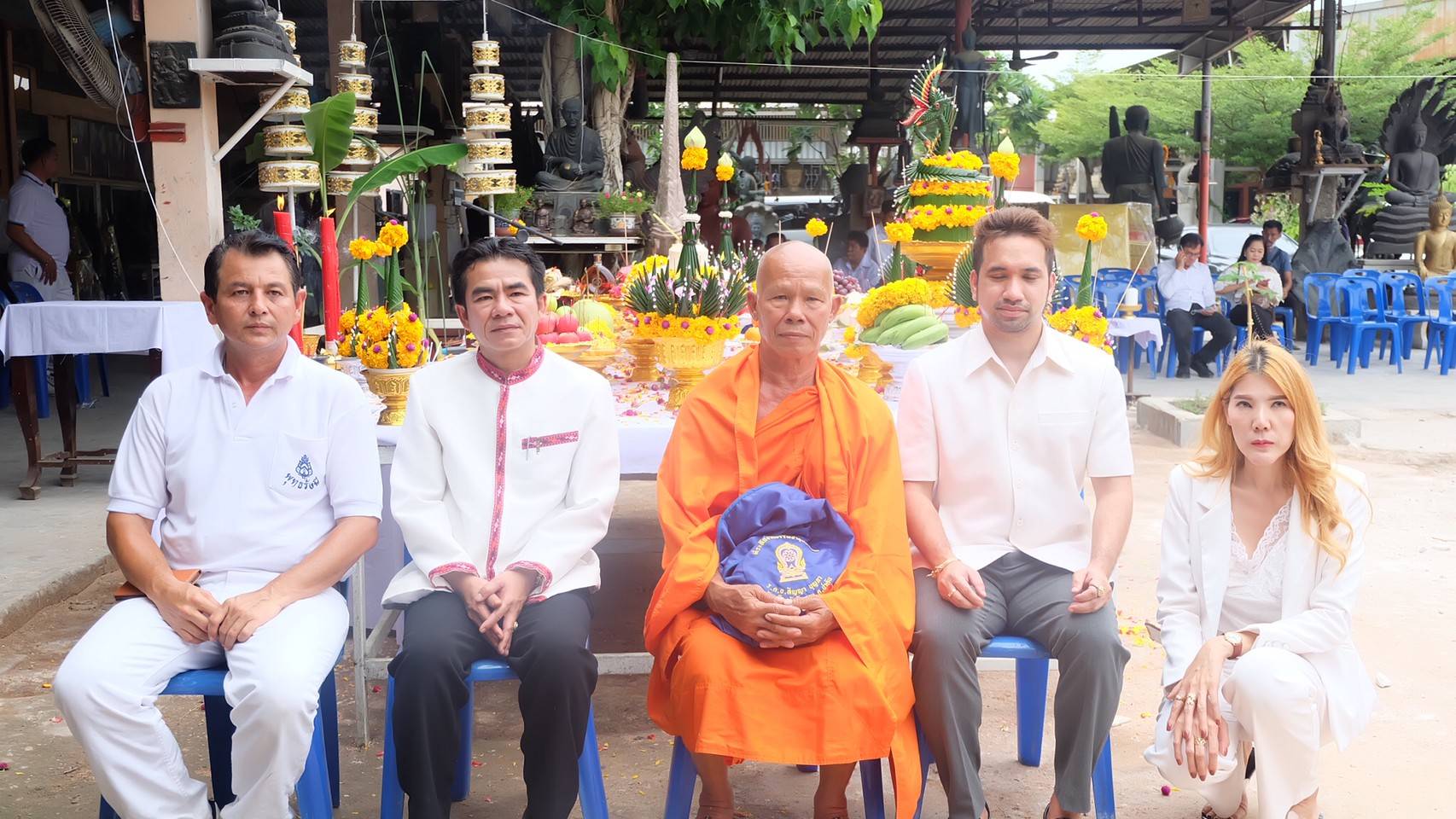'เรย์-เชอรี่' 2 นางงามร่วมงานบุญ พิธีพุทธาภิเษก หล่อช่อฟ้าเศียรพญานาค