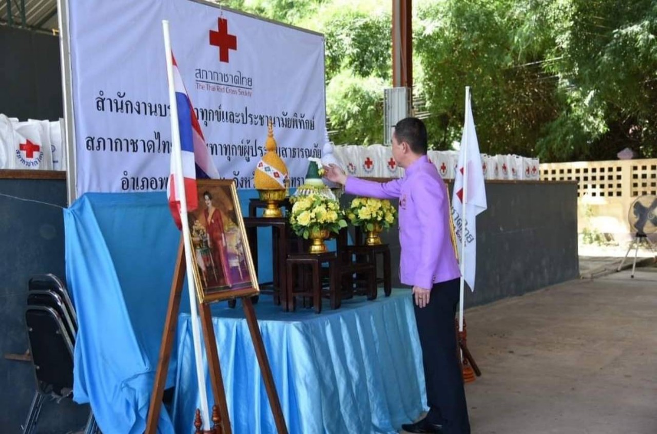 สภากาชาดไทยมอบชุดธารน้ำใจบรรเทาทุกข์ช่วยเหลือผู้ประสบอุทกภัยในพื้นที่อำเภอพนมสารคาม จังหวัดฉะเชิงเทรา