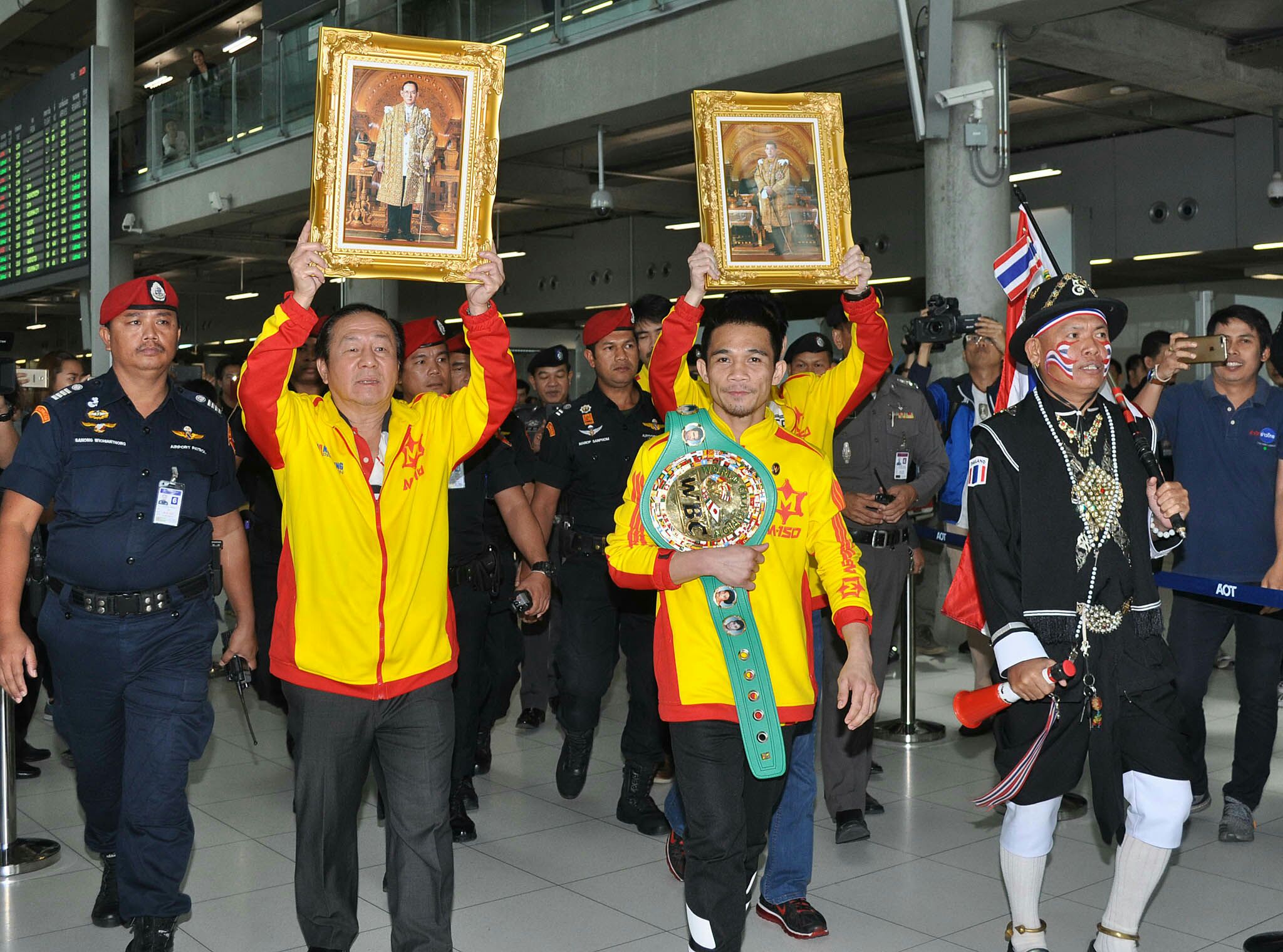 แห่รับ "เจ้าแหลม" ป้องกันแชมป์โลก WBC สมัย 2 แน่นสุวรรณภูมิ (ประมวลภาพ)