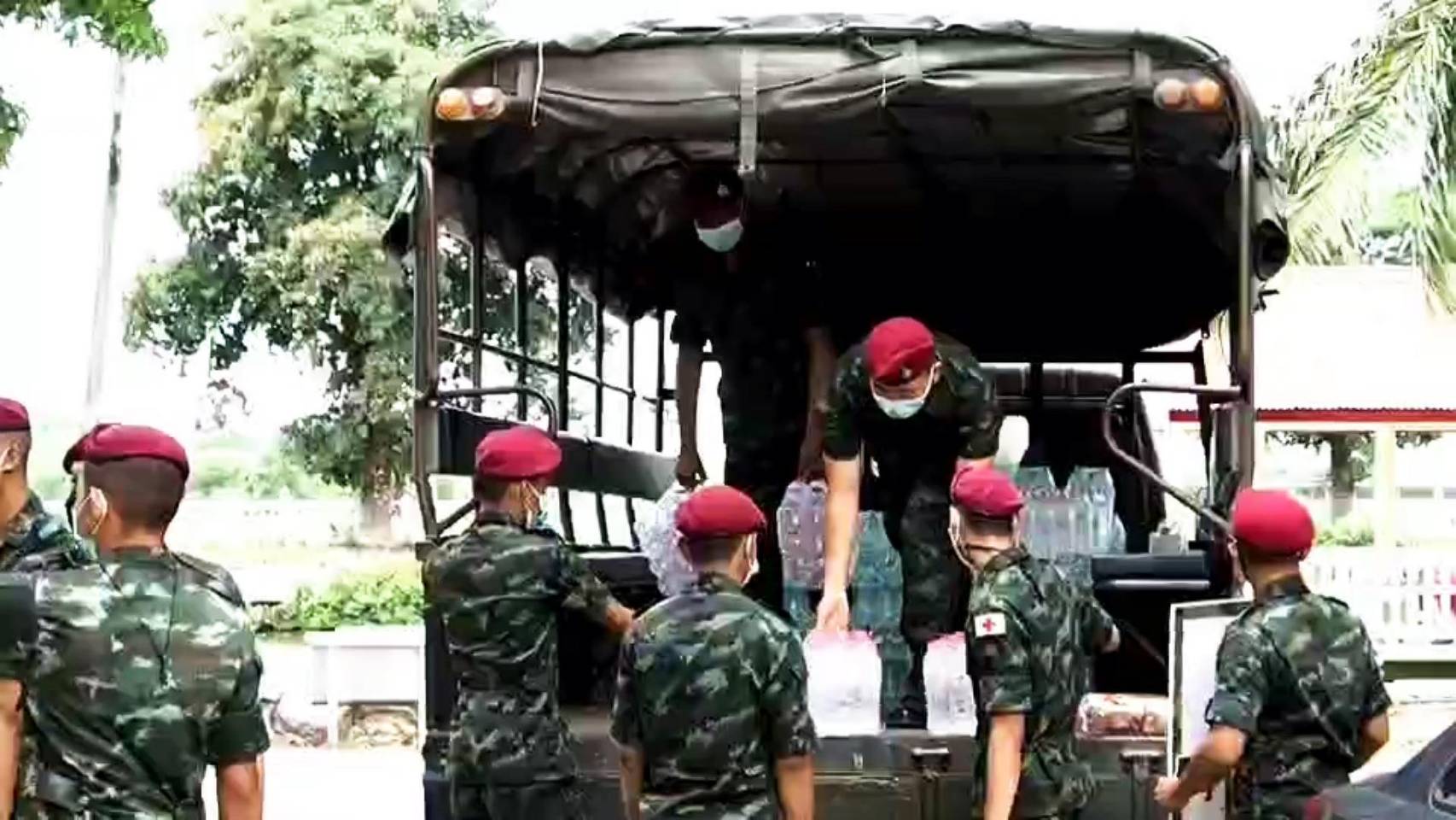 ลพบุรีจัดกำลังพลพร้อมยานพาหนะ ลำเลียงสิ่งของช่วยเหลือผู้ป่วยโควิด 19 ให้รพ.สนาม  และศูนย์พักฟื้น ผู้ป่วย covid19 