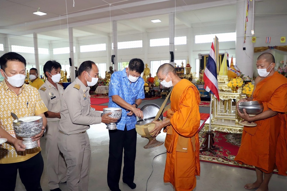 ผู้ว่าฯอ่างทอง เป็นประธานพิธีเจริญพระพุทธมนต์ และถวายภัตตาหารเพลแด่พระภิกษุสงฆ์ ถวายพระพรชัยมงคลแด่ "พระองค์ภา"