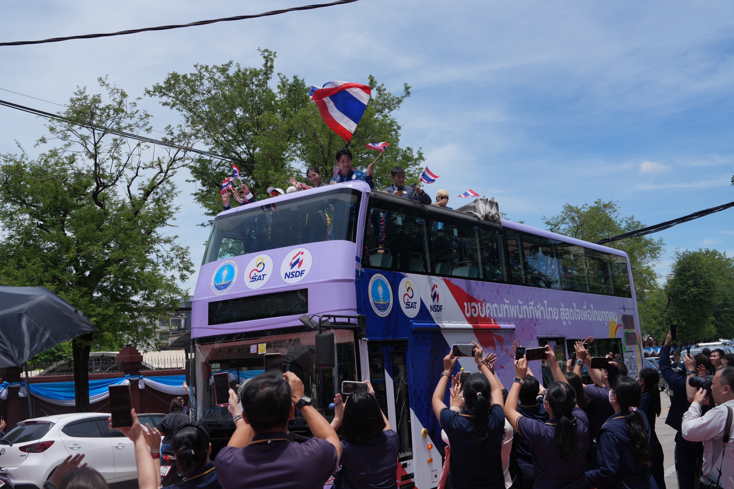ประชาชนแห่ต้อนรับ นักกีฬาฮีโร่โอลิมปิกเกมส์ 2024 กองทุนพัฒนากีฬาฯ จัดขบวนรถแห่ตกแต่งสวยงาม สมเกียรติ ฉลองชัยความสำเร็จ