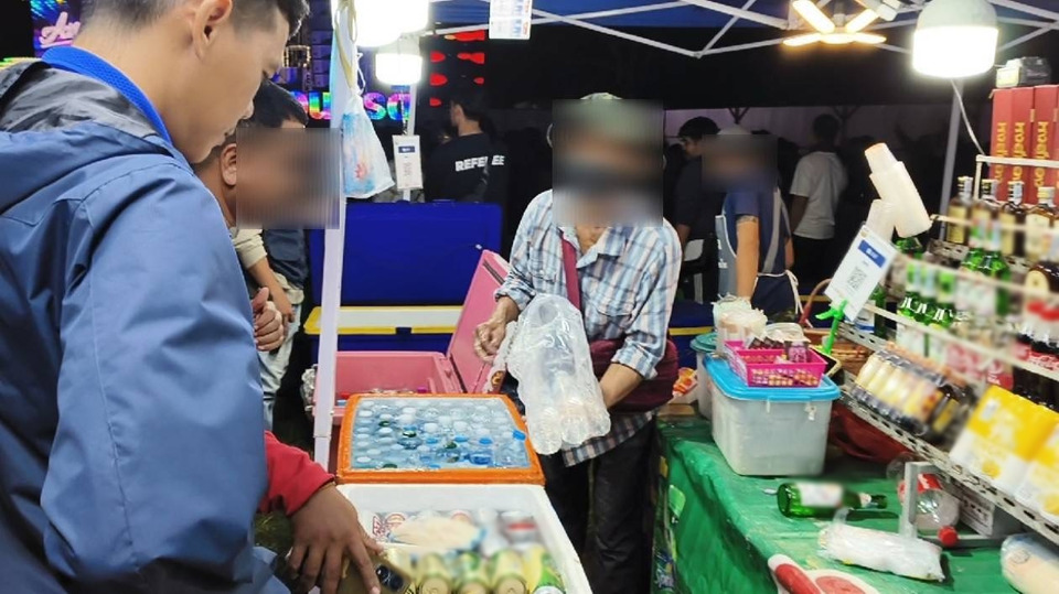 นอภ.อุทุมพรพิสัย สั่งลุย! บุกจับร้านค้าอ้างเส้นใหญ่ เปิดขายเหล้า-เบียร์ข้ามคืน กลางงานหมอลำศรีสะเกษ