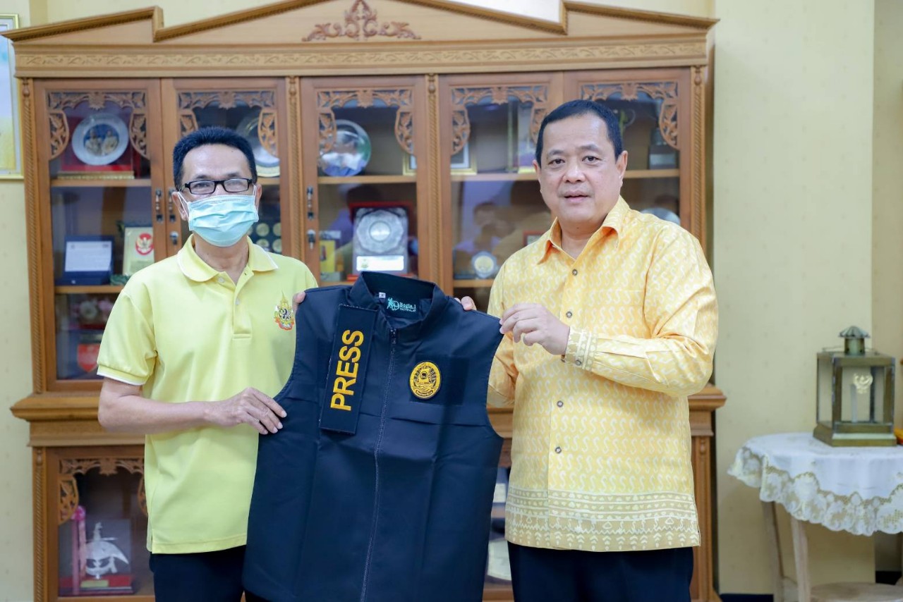  ผู้ว่าฯนราธิวาสมอบ”เสื้อกั๊กนักข่าว"ในพื้นที่ เป็นขวัญกำลังใจการทำงานพื้นที่ชายแดนใต้ เนื่องในวันนักข่าว