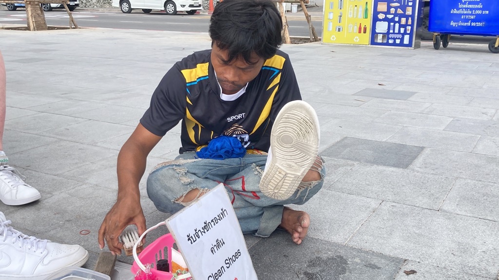 ชื่นชมหนุ่มใบ้สู้ชีวิต เดินเร่บริการขัดรองเท้าให้ฝรั่งริมหาดพัทยา 