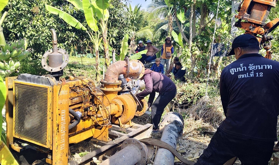 สชป.12 ระดมเครื่องจักรกล เร่งติดตั้งเครื่องสูบน้ำ ช่วยเกษตรกรสุพรรณบุรี ลดผลกระทบน้ำท่วม