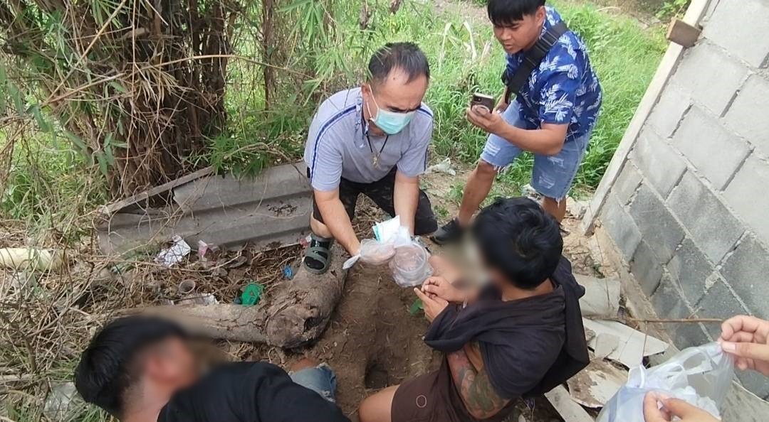 ตำรวจ สภ.สำรอง กาญจน์ วางแผนล่อซื้อจับกุม "อ็อด หนองตากยา" เอเย่นต์ยานรก พร้อมของกลางทั้งเฮโรอีน ยาบ้า 