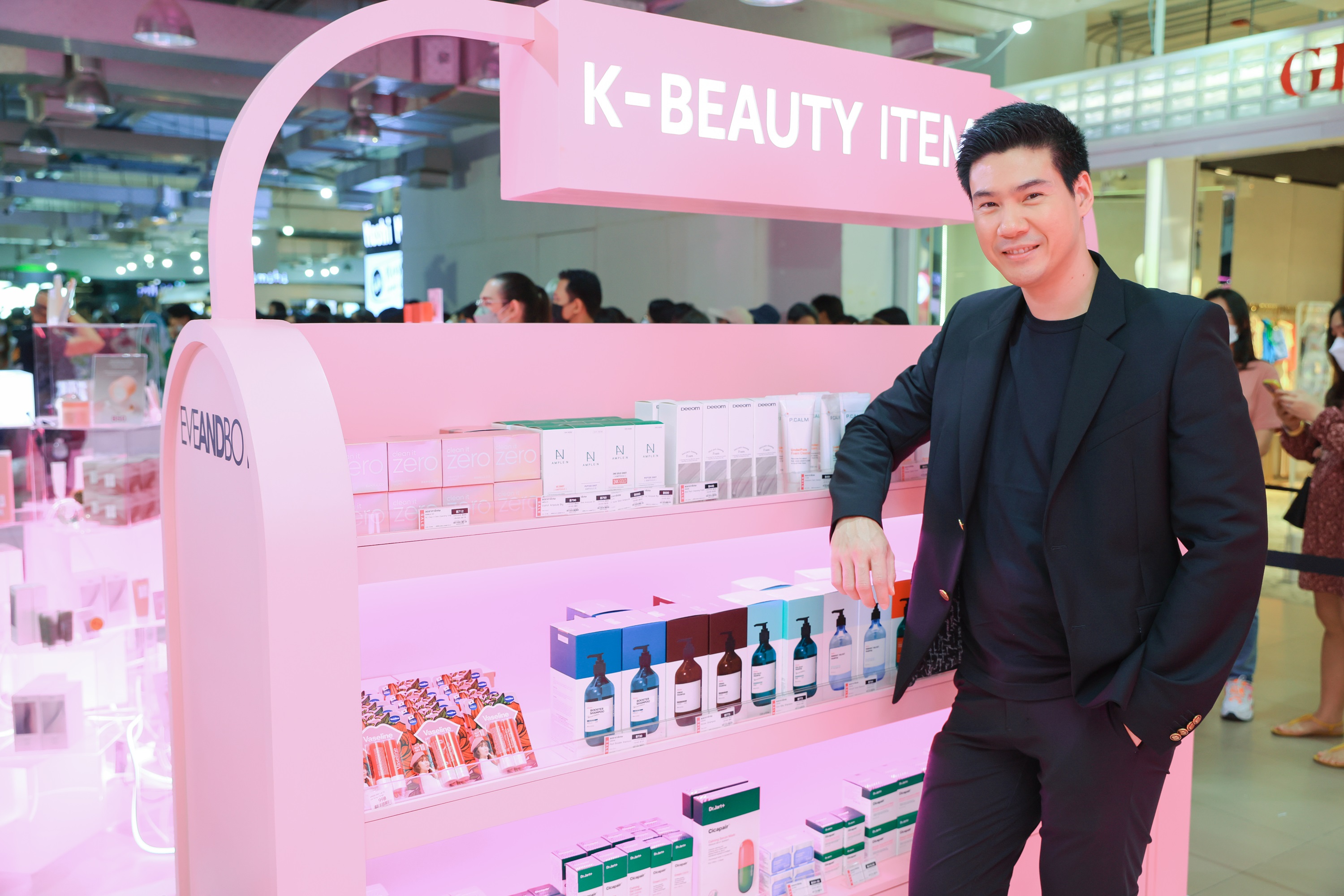 "อีฟแอนด์บอย" จัด EVEANDBOY K-Beauty Pop Up Café พร้อมเสิร์ฟสินค้าบิวตี้ไอเทมเกาหลีแบบไม่ต้องรอพรีออเดอร์ กระตุ้นยอดขาย