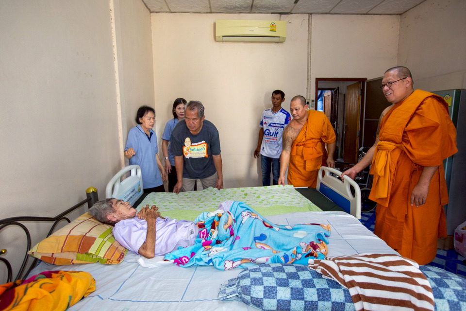 หลวงพี่น้ำฝน มอบเตียงแห่งความรัก ให้พระยอดกตัญญูดูแลโยมแม่ติดเตียง
