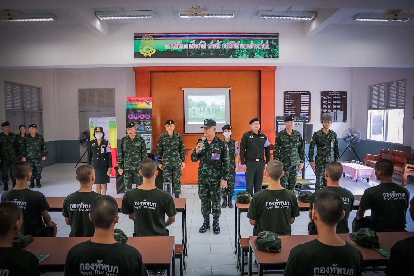ผบ.ทบ. ชมการฝึกจิตอาสา ณ ศูนย์ฝึกจิตอาสาภาค 2 ค่ายกฤษณ์สีวะรา พร้อมเยี่ยมหน่วยฝึกทหารใหม่ 