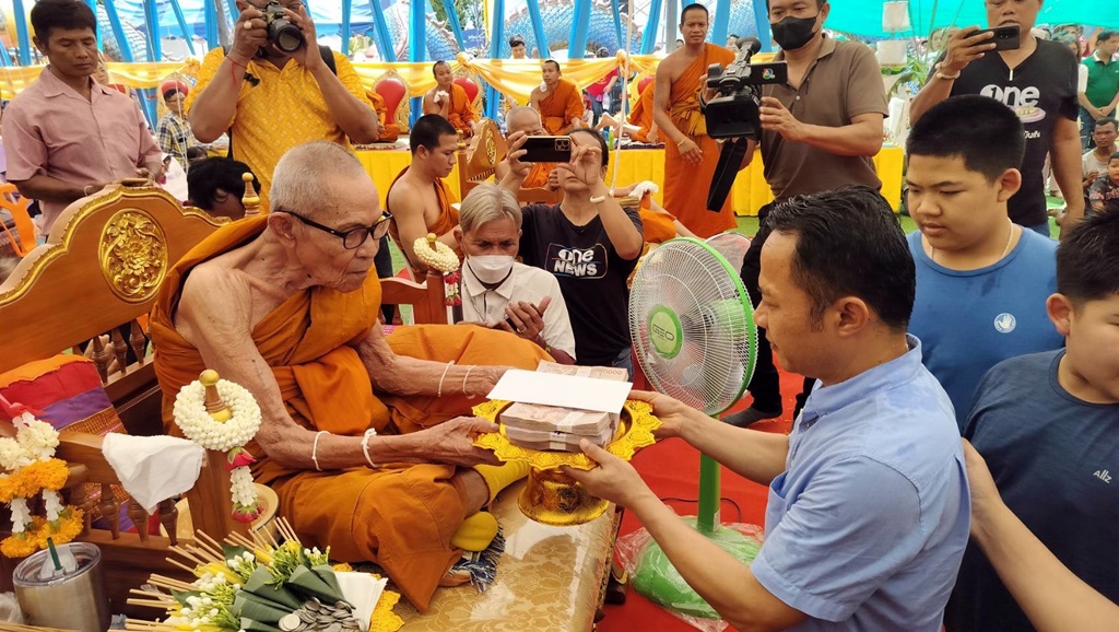 อัศจรรย์!! วันเกิด "หลวงปู่เฮง" เกจิดังอีสานใต้ พระอาทิตย์ทรงกลตในพิธีปลุกเสกวัตถุมงคล