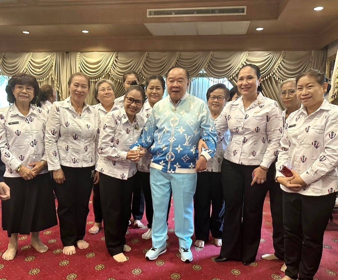 “ลุงป้อม” ยิ้มแก้มปริ แม่บ้านอาสาสมัครรักษาดินแดน ให้กำลังใจสู้เลือกตั้งครั้งหน้า