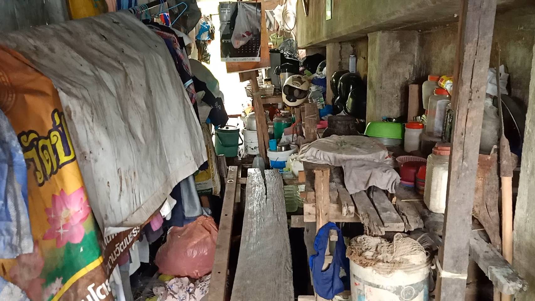 ชีวิตรันทด ลุงวัย 59 ปี อาศัยทำที่พักใต้สะพานนานกว่า 20 ปี วอนขอที่ดินปลูกกระท่อมไว้บั้นปลายชีวิต