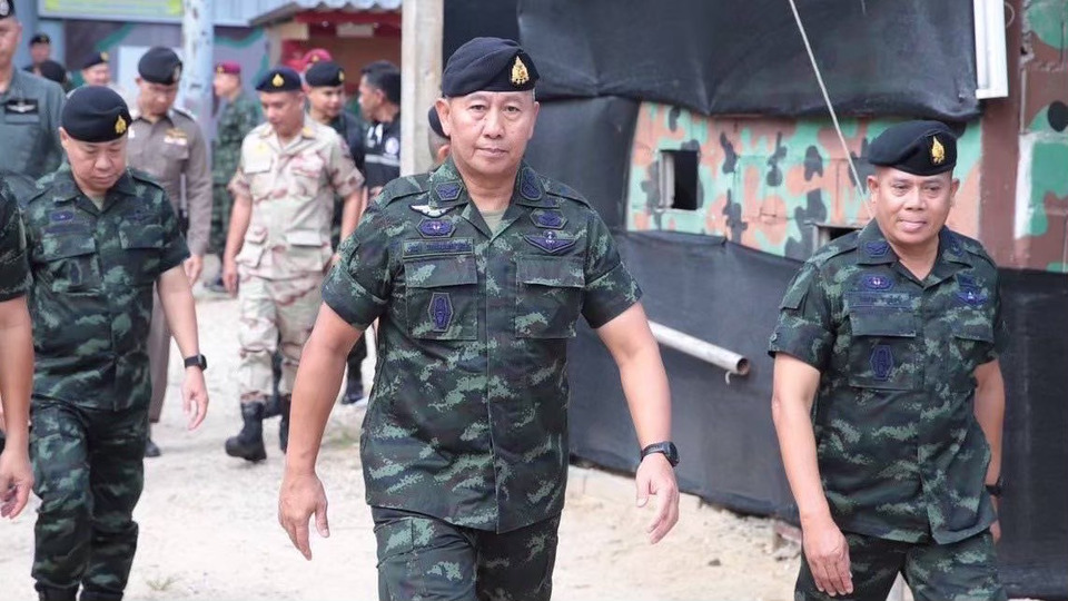 "กองทัพบก" ประณามเหตุวางระเบิด-เผาปั๊มน้ำมัน 11 จุด  ชี้ไร้มนุษยธรรม จงใจทำผิดกฎหมาย "บิ๊กปู" สั่งเร่งตามจับกุมคนร้าย