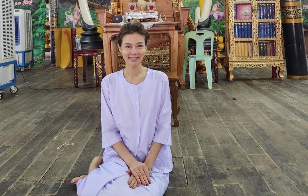  "ปู มัณฑนา" นุ่งขาวห่มขาวบวชชีพราหมณ์ เป็นบุญได้เข้ากราบ "หลวงปู่ศิลา"