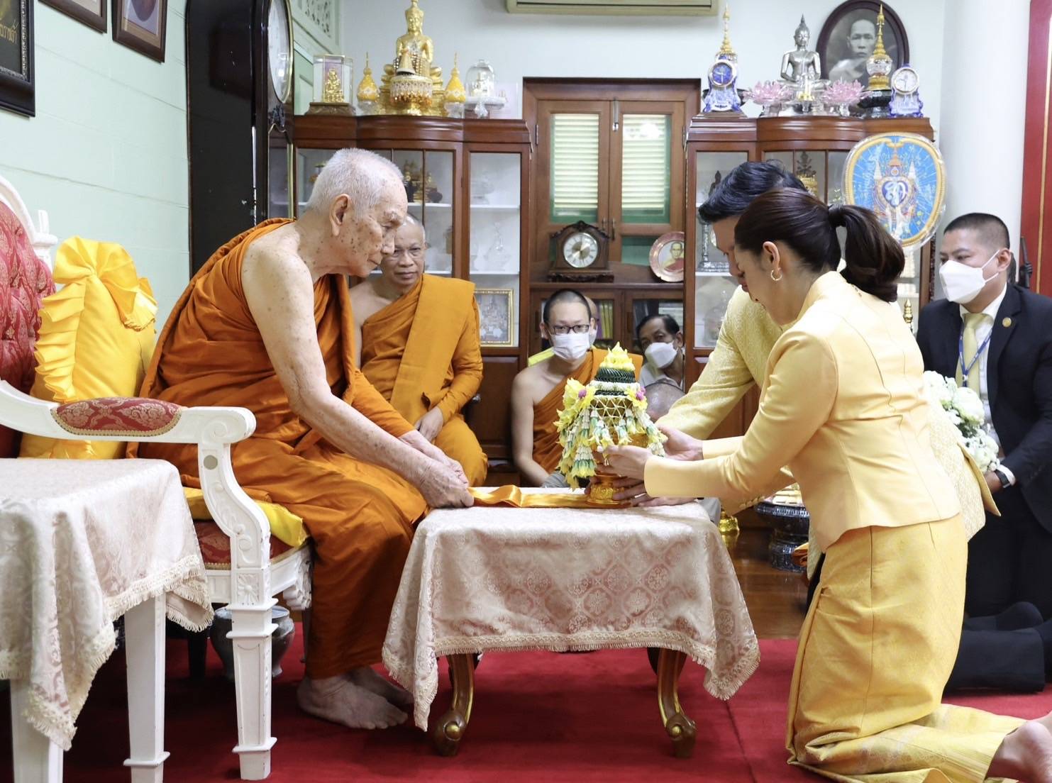นายกฯ-คู่สมรส เข้าเฝ้าถวายเครื่องสักการะสมเด็จพระอริยวงศาคตญาณ สมเด็จพระสังฆราช สกลมหาสังฆปริณายก 