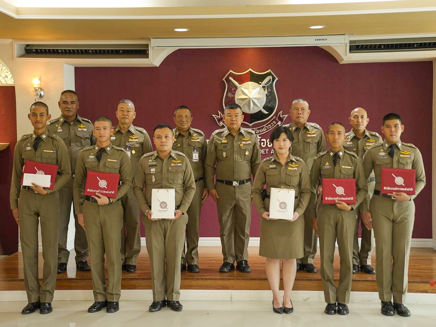 ผบ.ตร. มอบรางวัลแก่ นรต.ที่ได้รับรางวัลรองชนะเลิศ การแข่งขันการประนอมข้อพิพาทในระดับนานาชาติ