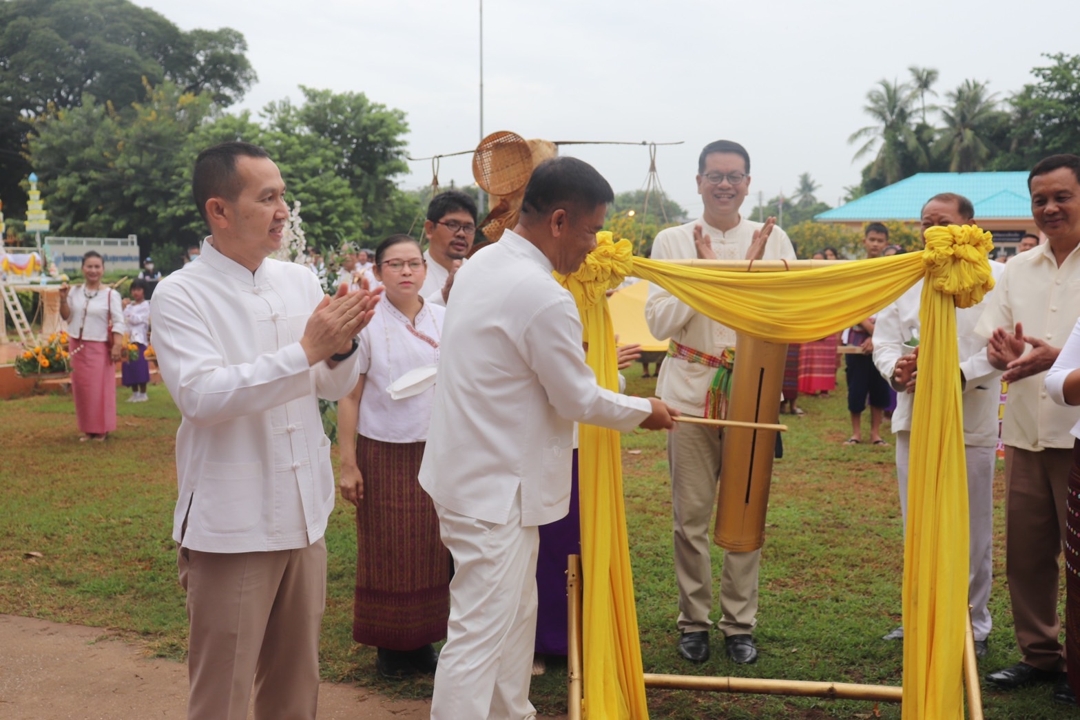 “ผู้ว่าฯ อุตรดิตถ์ เปิดเทศกาลเข้าพรรษา พาหาบจังหันลาวเวียงหาดสองแคว”       