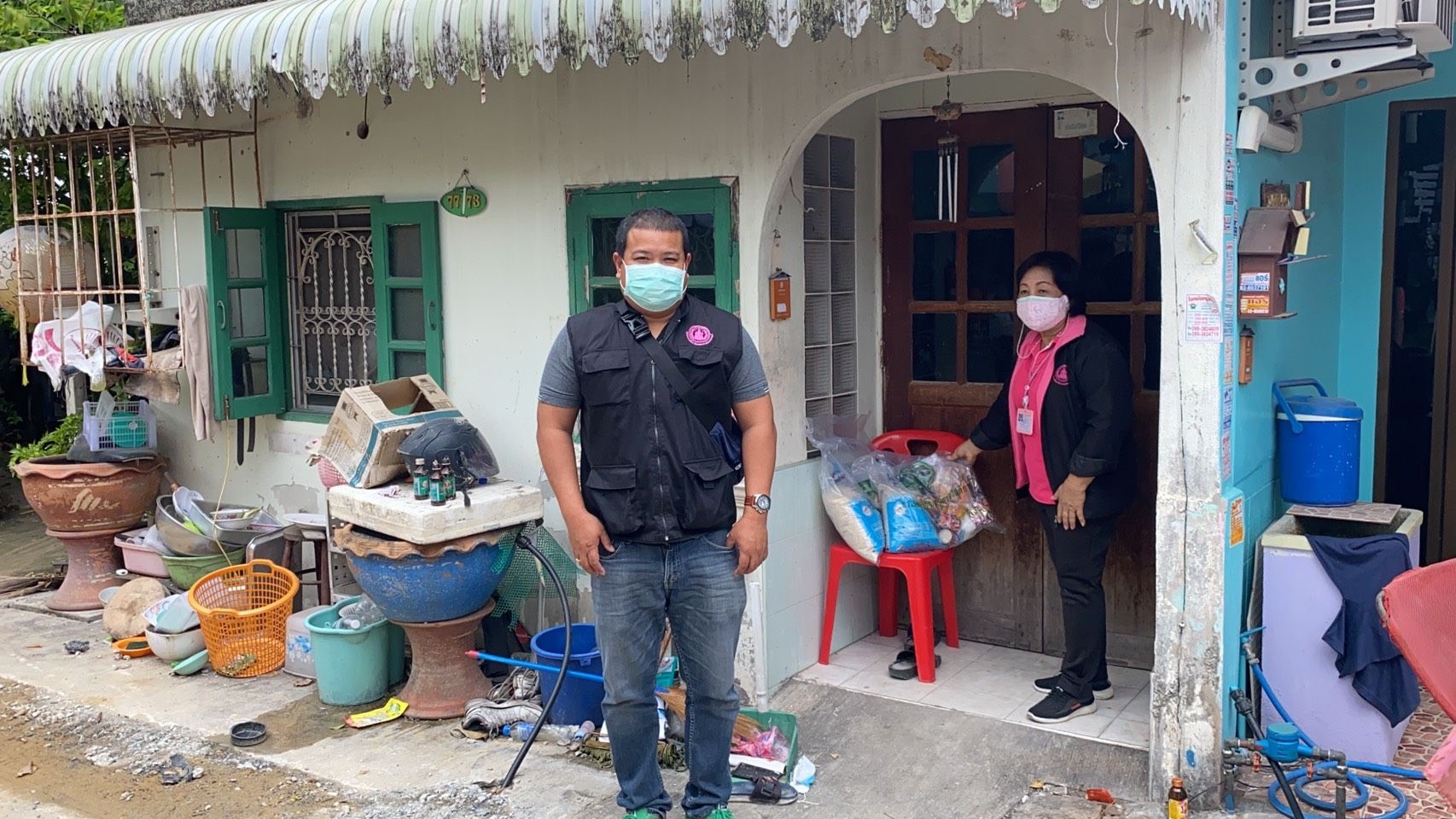 กระทรวงพม. - แรงงานลงพื้นที่ช่วย 2 พี่น้องติดโควิดย่านหนองแขม