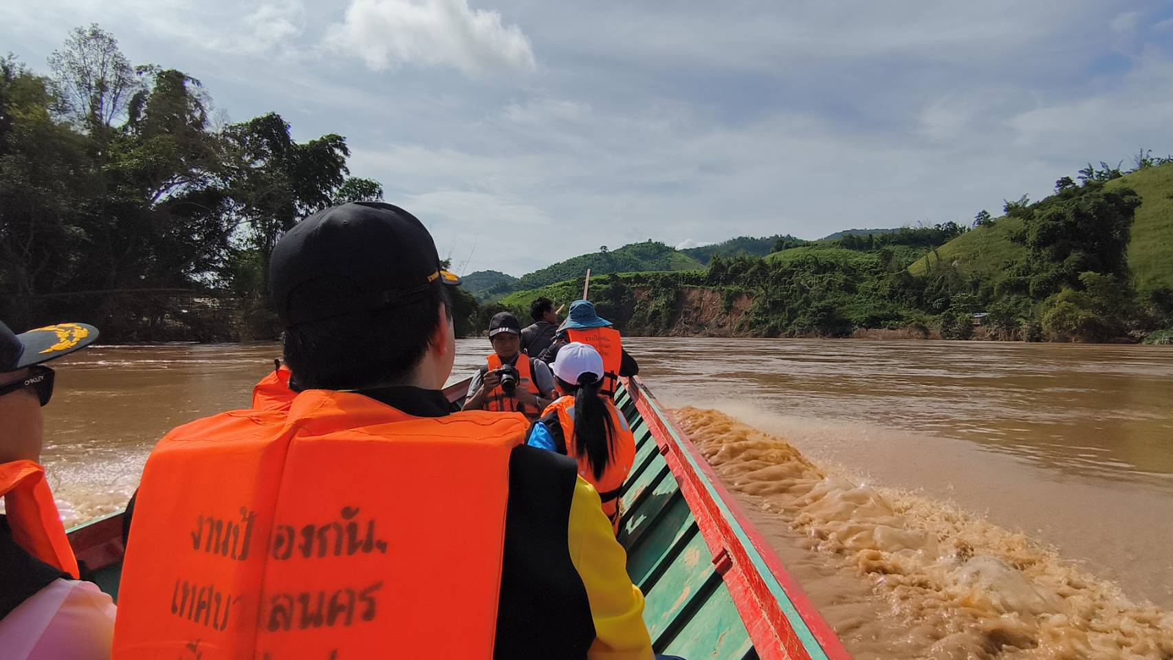 นายกเทศมนตรีนครเชียงใหม่ นำคณะลงเรือล่องน้ำกก ช่วยเหลือปชช.ผู้ประสบภัยน้ำท่วม