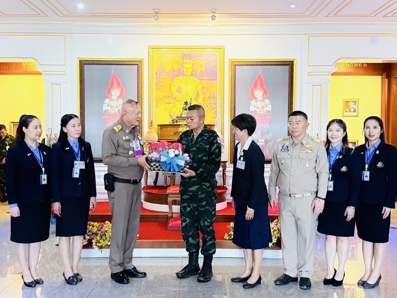 มูลนิธิศาลาเฉลิมกรุงส่งมอบกำลังใจให้แก่ทหารไทย