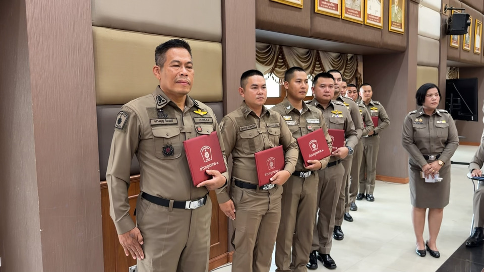 ตำรวจภาค 3 มอบเกียรติบัตร 6 ตำรวจ สภ.หมูสี ฮีโร่ช่วยชายหัวใจหยุดเต้นกลางโรงพัก 