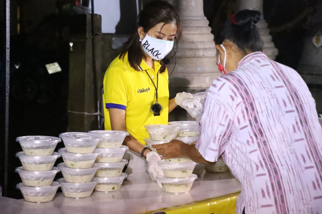 "ทิพานัน" ลุยแจกข้าวต้มกลางดึก ชาวจอมทอง-ธนบุรี รอตรวจโควิดข้ามคืน แนะ "ฝ่ายค้าน" ลงมาดูปชช.หยุดสร้างวาทกรรม