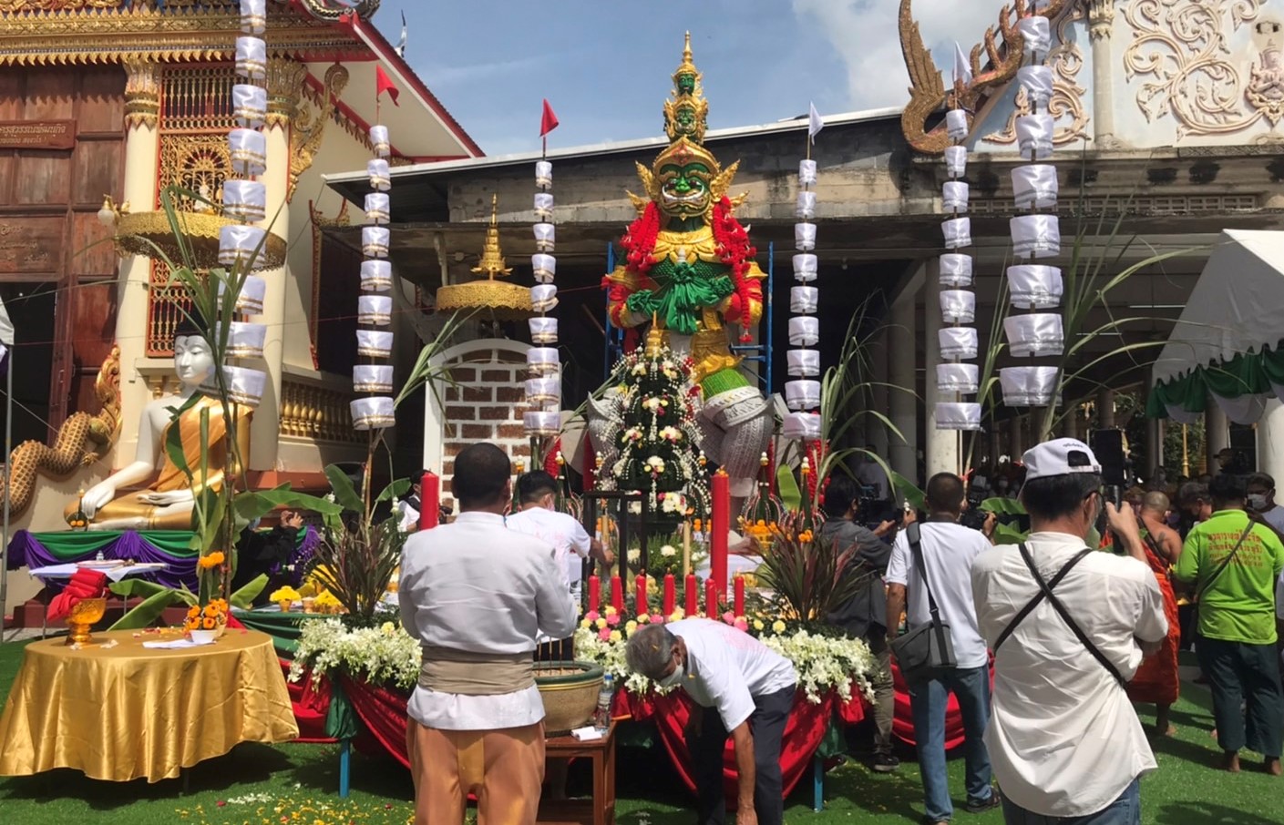 “ปาฏิหาริย์พระอาทิตย์ทรงกรด”กลางพิธีเบิกเนตรองค์ท้าวเวสสุวรรณ วัดลำกระดาน