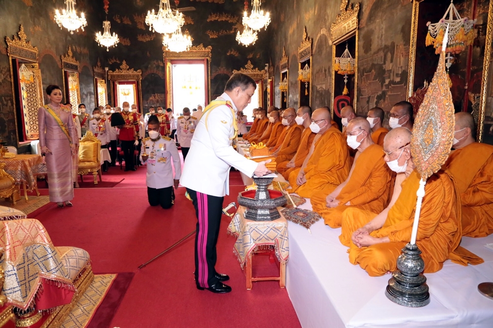 “ในหลวง-สมเด็จพระราชินี”เสด็จฯ ไปถวายผ้าพระกฐินวัดราชประดิษฐฯ