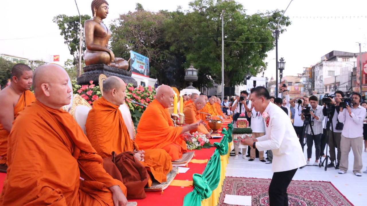 โคราชทำบุญเมือง 364 ปี ตักบาตรพระสงฆ์ 1 หมื่นรูป อุทิศส่วนกุศลให้ผู้เสียชีวิต สร้างสิริมงคล ปัดเป่าความซวยออกไป