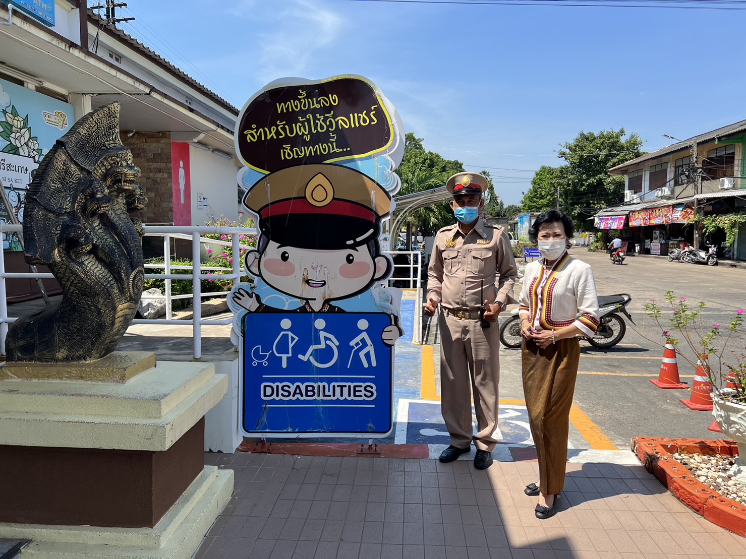 นายกฯส่งเสริมท่องเที่ยวศรีสะเกษ  ชวนนั่งรถไฟ หลังผู้โดยสารตกเครื่องบินจากน้ำท่วมเส้นทาง  60 กม.วิ่งสามชั่วโมงครึ่ง