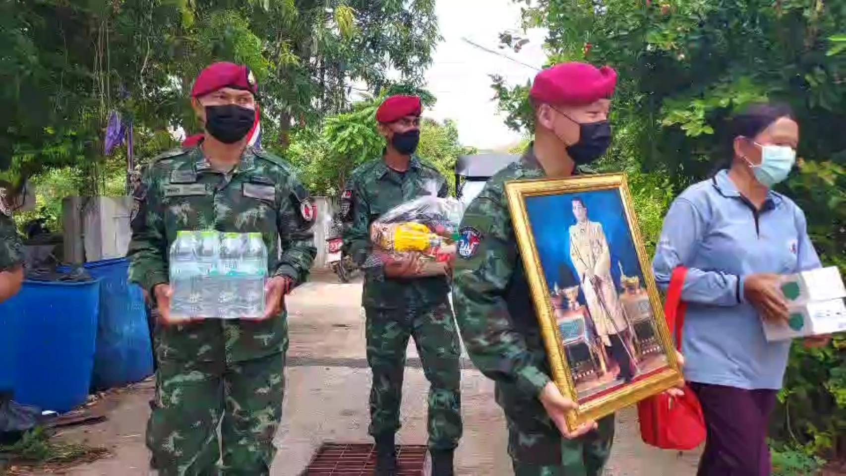 กรมรบพิเศษที่ 1 ค่ายวชิราลงกรณ์ มอบสิ่งของเครื่องใช้ แก่ผู้สูงอายุ ผู้ป่วยติดเตียง ผู้พิการ และผู้ยากไร้ ที่ได้รับผลกระทบจากโควิด