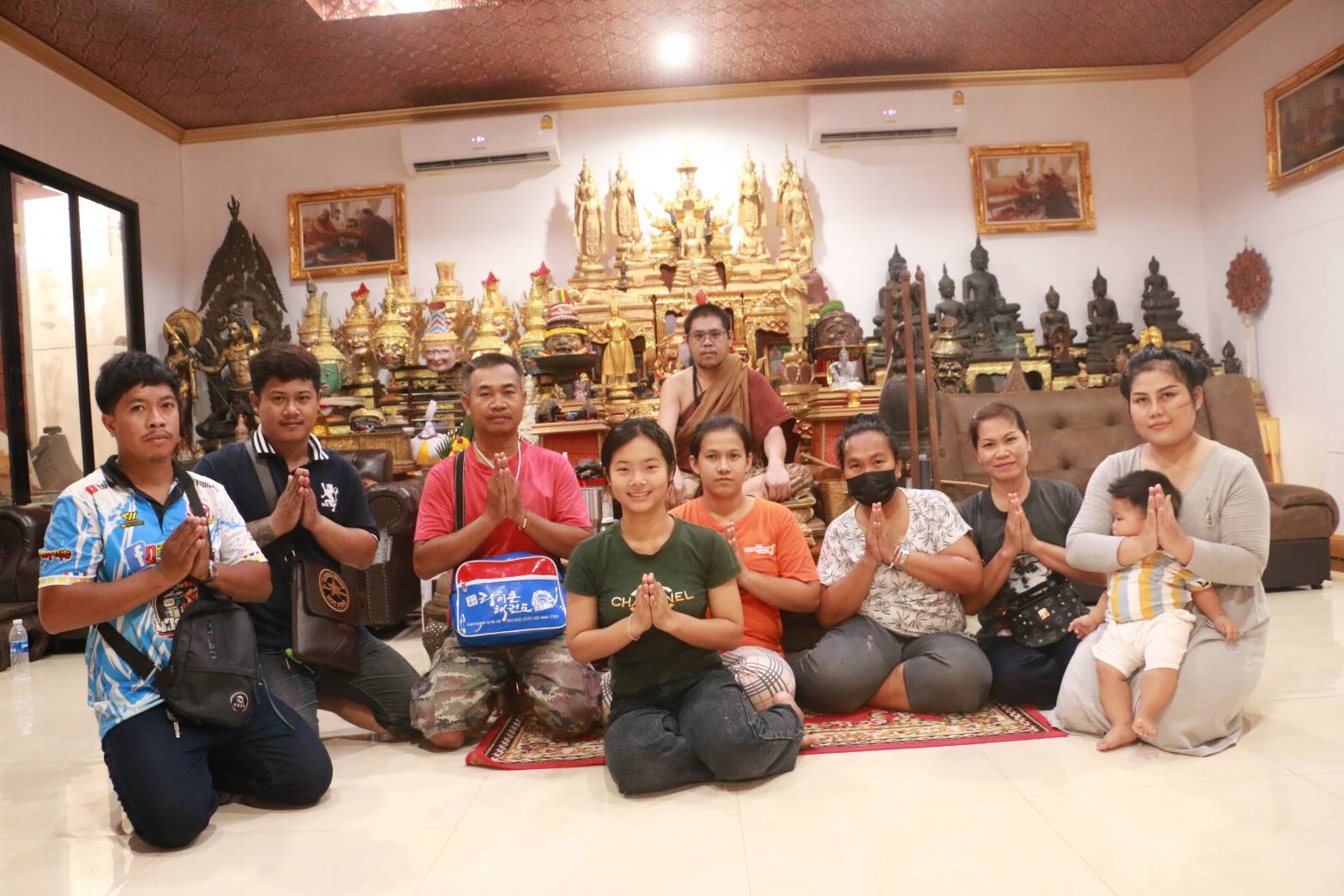 ปทุมธานี ปชช.แห่ส่องเลขอ่างน้ำมนต์ ส่งท้ายสิ้นเดือน ที่อาศรมฤาษีเณร