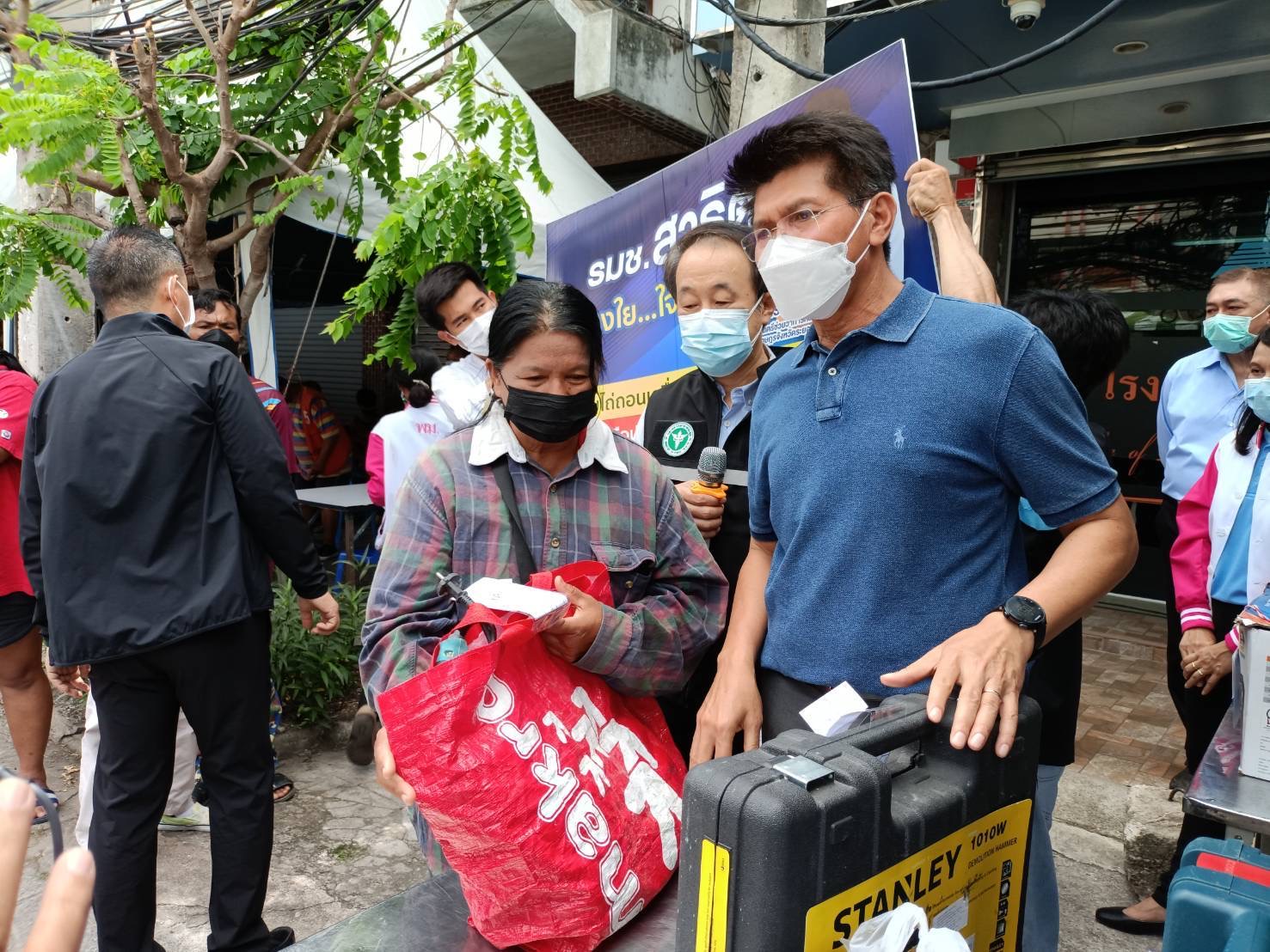 รมช.สธ. ไถ่ถอนเครื่องมือประกอบอาชีพให้ประชาชนที่นำมาจำนำกับโรงรับจำนำในระยอง