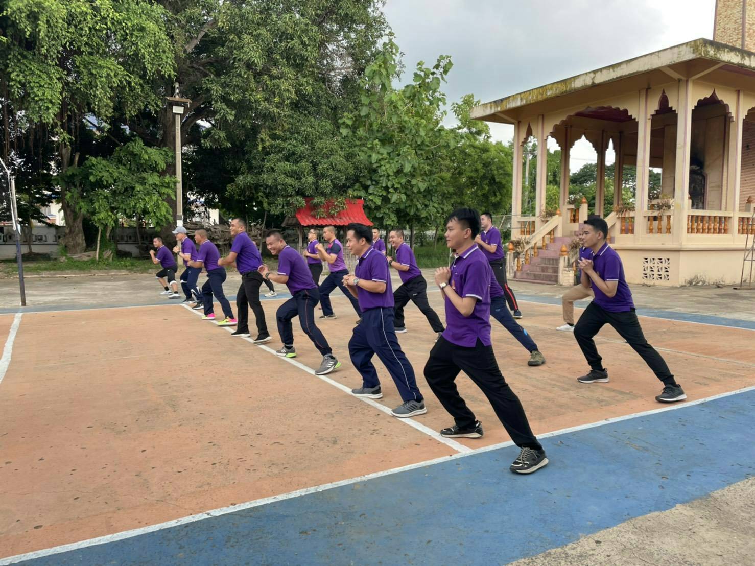 "เท่ สมาทร์ ไร้พุง" วัฒนธรรมยโสธรยึดลานวัดออกกำลังกายส่งเสริมสุขภาพเจ้าหน้าที่กลุ่มงานพิธีศพพระราชทาน 