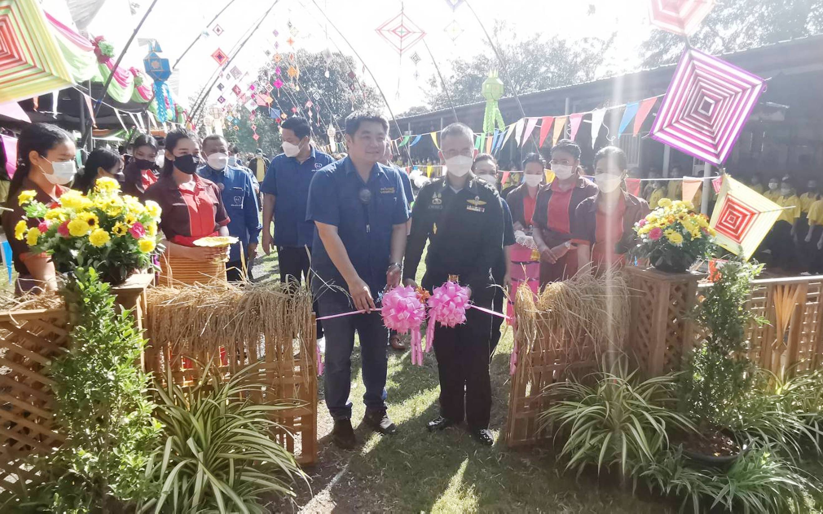 บุรีรัมย์ร่วมลงแขกเกี่ยวข้าว'ปลูกวันแม่ เก็บเกี่ยววันพ่อ'