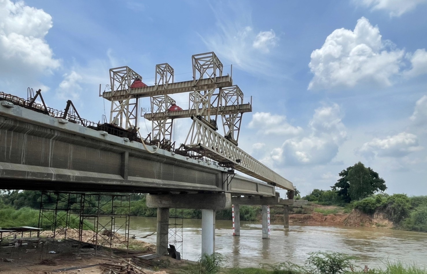   ทช. เพิ่มความปลอดภัยเดินทางปชช.จ.ร้อยเอ็ด สร้างสะพานข้ามแม่น้ำชี คืบหน้า 71% คาดเสร็จ ก.ย. นี้