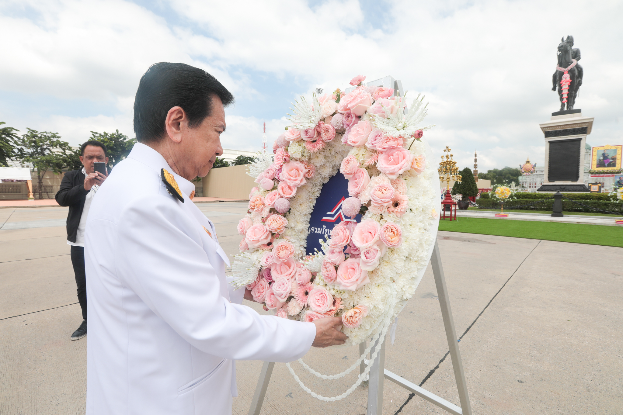 "ชัชวาลล์"เป็นตัวแทนพรรครวมไทยสร้างชาติ วางพวงมาลา เนื่องในวันปิยมหาราช 