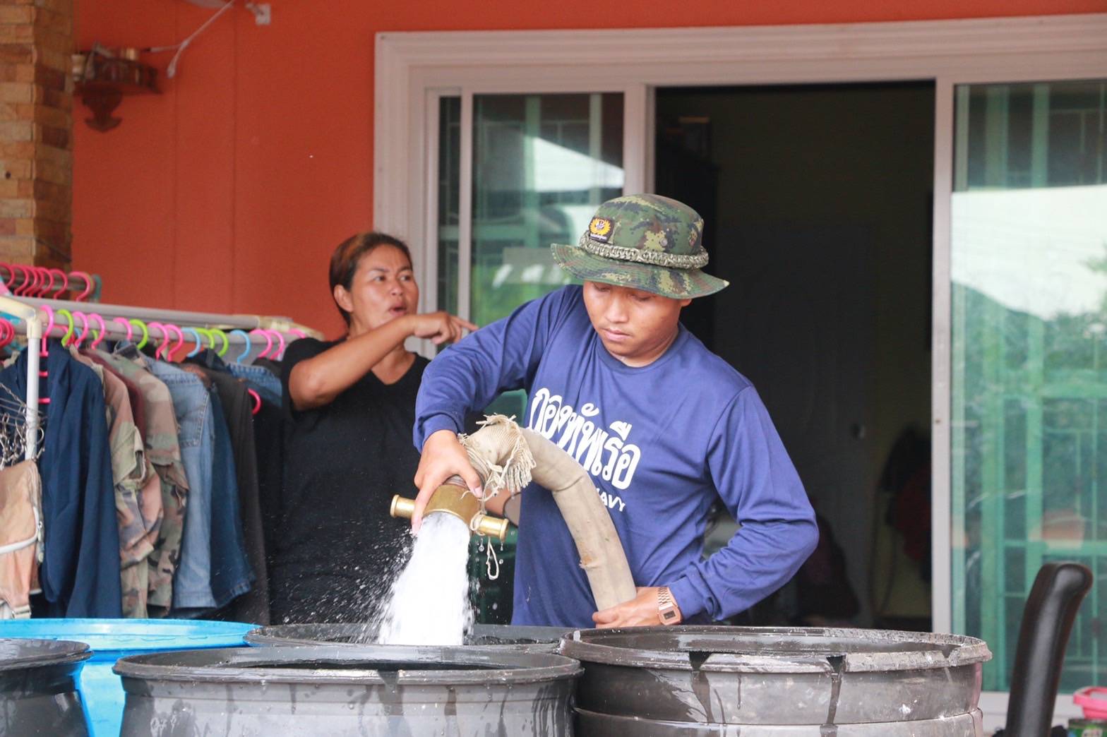 ทัพเรือภาค 1 ร่วมกับ อบต.พลูตาหลวง และเทศบาลเมืองสัตหีบ จัดหาน้ำจืดเร่งช่วยเหลือชาวบ้านกว่า 3,000 ครัวเรือน