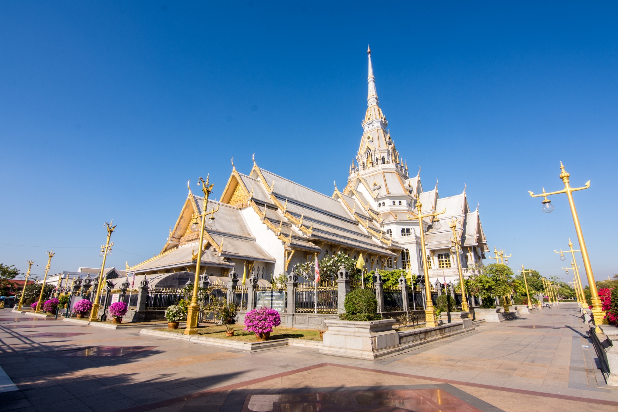วัดโสธรวรารามวรวิหาร เปิดให้พุทธศาสนิกชนเข้าสักการะองค์หลวงพ่อโสธรแล้ว หลังจากปิดมาเป็นเวลา 1 เดือน 