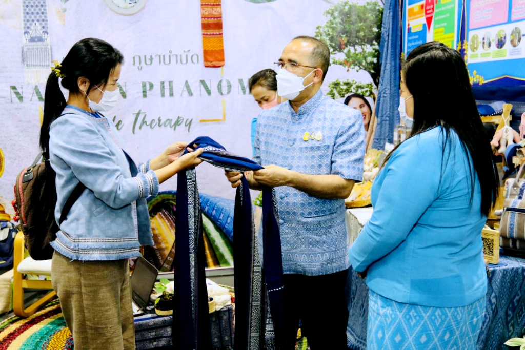 สุดปัง !! งาน “OTOP ศิลปาชีพ” วันแรก กวาดรายได้ 43 ล้าน แห่ช้อปผ้าไทยแน่น รับเทศกาลวันแม่