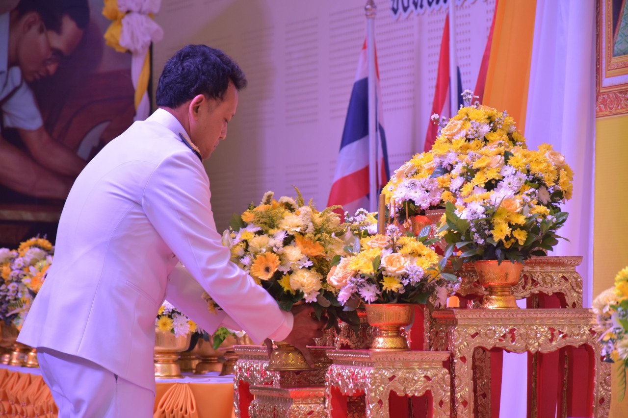 ผู้ว่าราชการจังหวัดพังงา เป็นประธานพิธีวางพานพุ่มดอกไม้ถวายราชสักการะ"พระบิดาแห่งมาตรฐานการช่างไทย"