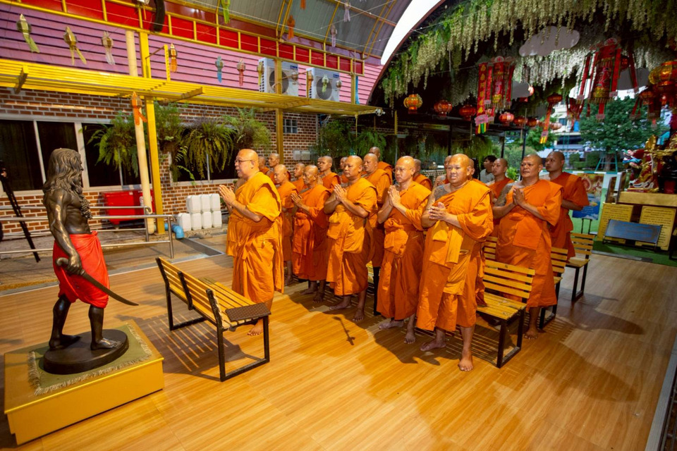 หลวงพี่น้ำฝนนำคณะสงฆ์ปฏิญาณเลิกสิ่งเสพติดต่อหน้าองคุลีมาร รับออกพรรษา