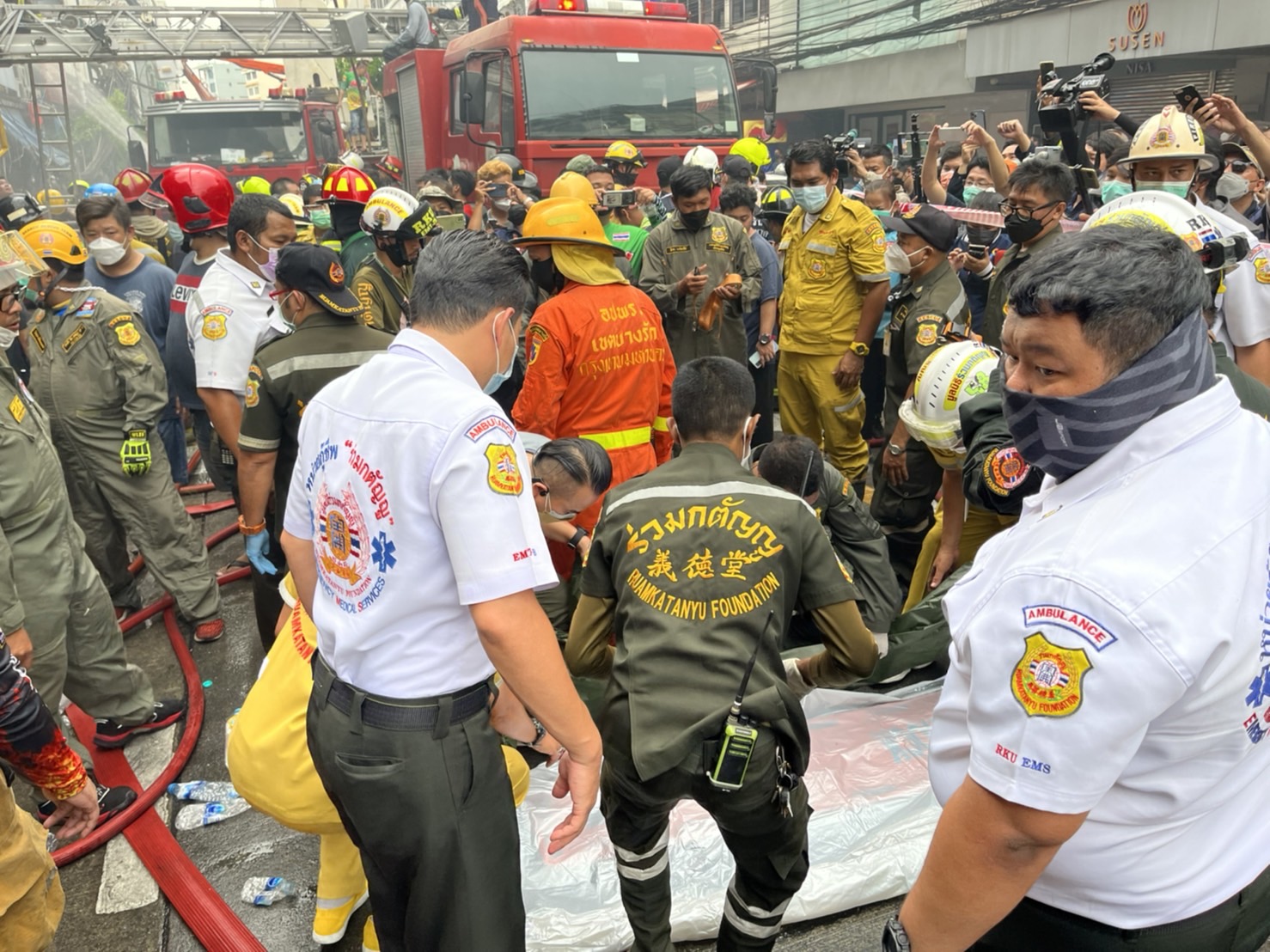 จนท.นำร่าง 2 ศพออกจากซากพื้นที่เพลิงไหม้สำเพ็ง แต่ยังระบุอัตลักษณ์บุคคลไม่ได้