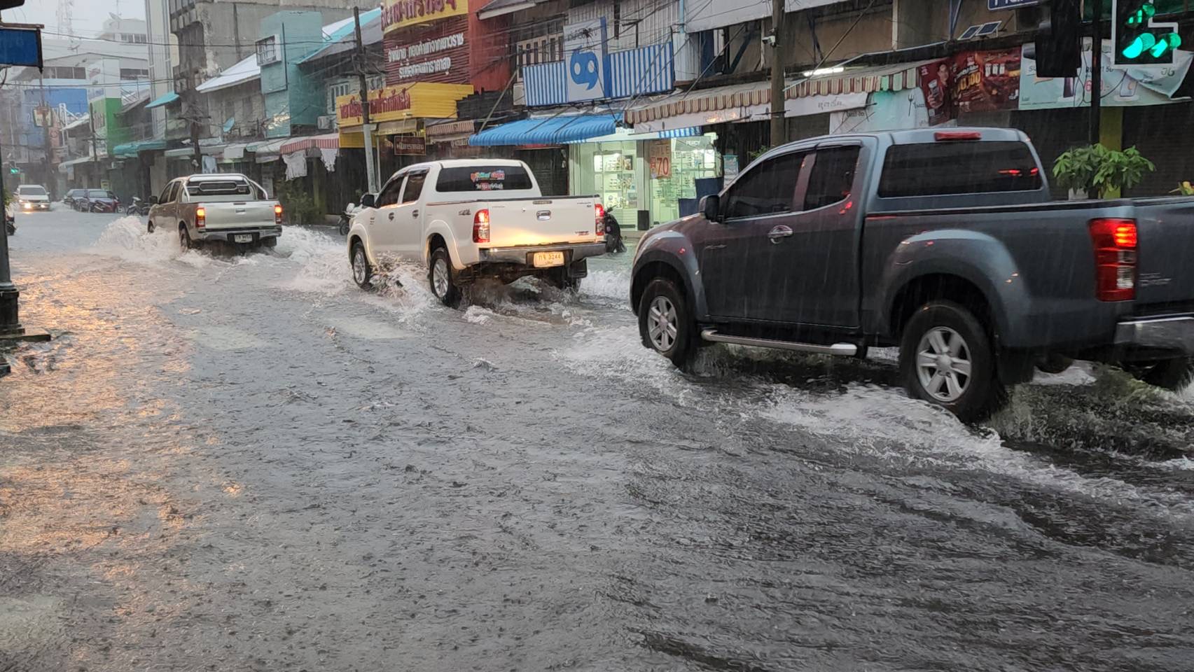 ฝนถล่มหนัก ท่วมถนนหลายสายในเขตเมืองบุรีรัมย์ กระทบแม่ค้า ถนนคนเดินเซราะกราว หดหาย