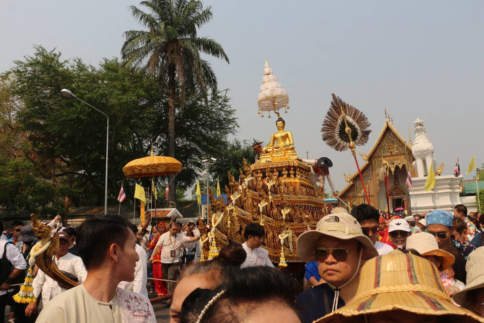 เชียงใหม่สุดยิ่งใหญ่! แห่พระพุทธรูปศักดิ์สิทธิ์สงกรานต์ 2569 แน่นวัดพระสิงห์ นักท่องเที่ยวแห่ร่วมล้านนาอลังการ