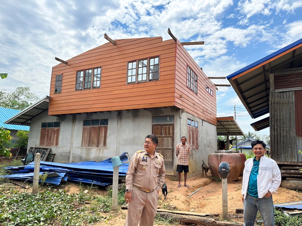 นอภ.ท่าตูม ลงพื้นที่ให้กำลังใจ สั่งเร่งช่วยชาวบ้าน ถูกพายุฤดูร้อนถล่มบ้านเสียหาย